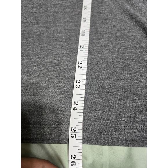 Under armour small women's gray semi fitted tshirt - Picture 9 of 9